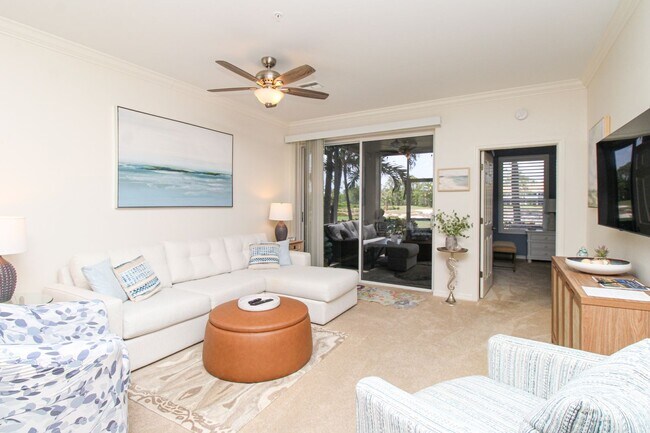 Foto del edificio - ** Calling all Golf Enthusiasts ** Turn-Key 2 Bedroom + Den | 2 Bath Condo with Golf Course & Wat...