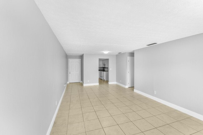 Building Photo - 2935 SE 15th Pl