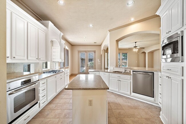 Foto del edificio - 10015 Cinco Ridge Dr