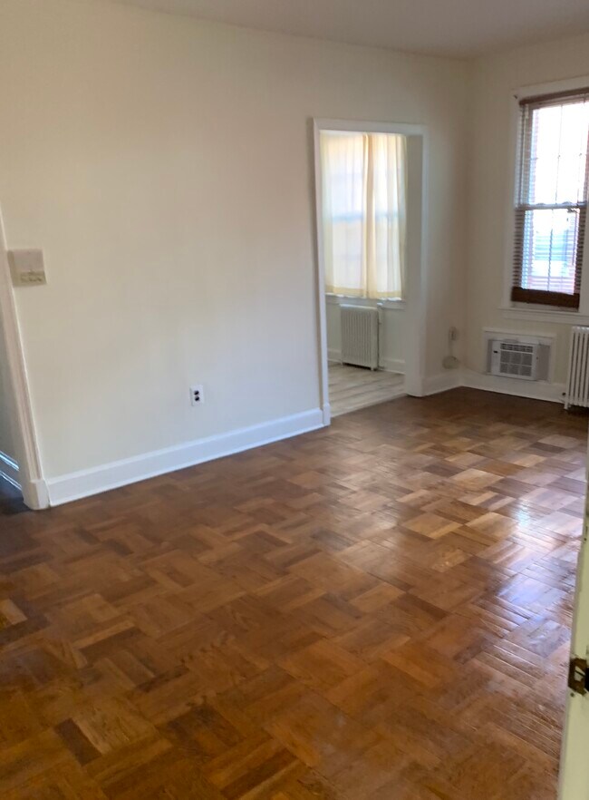 Spacious living room - 4491 MacArthur Blvd NW