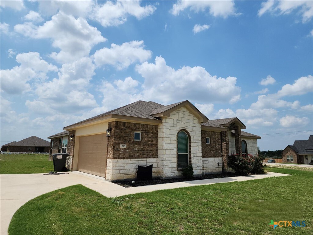 Foto principal - 213 Cammie Dr