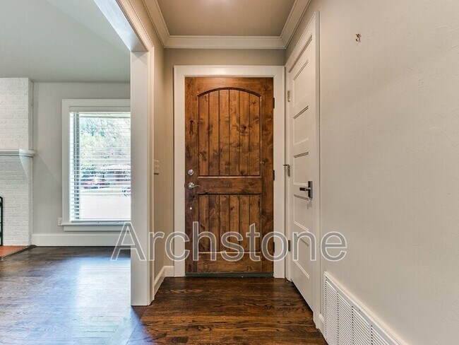 Building Photo - 9631 Stratford Dr