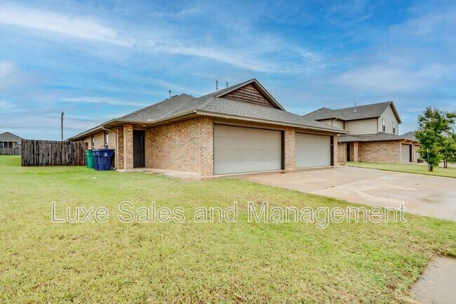 Building Photo - 8815 SW 45th St