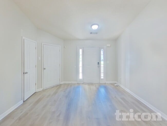 Building Photo - 2177 Red Oak Cir