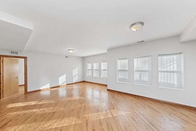 Foto del edificio - 4 bedroom in Chicago IL 60615