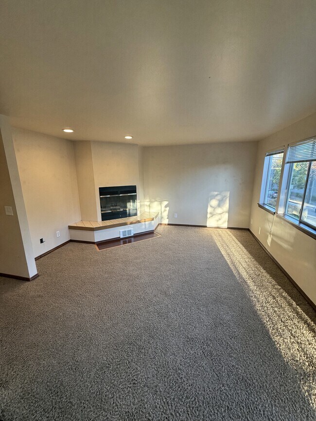 Sala de estar - 3900 Linden Ave N