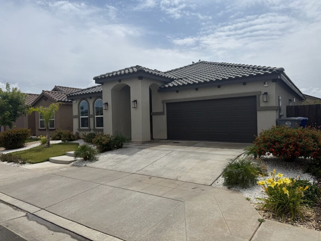 Building Photo - Welcome Home! Madera 3 Bedroom 2 bathroom with Solar