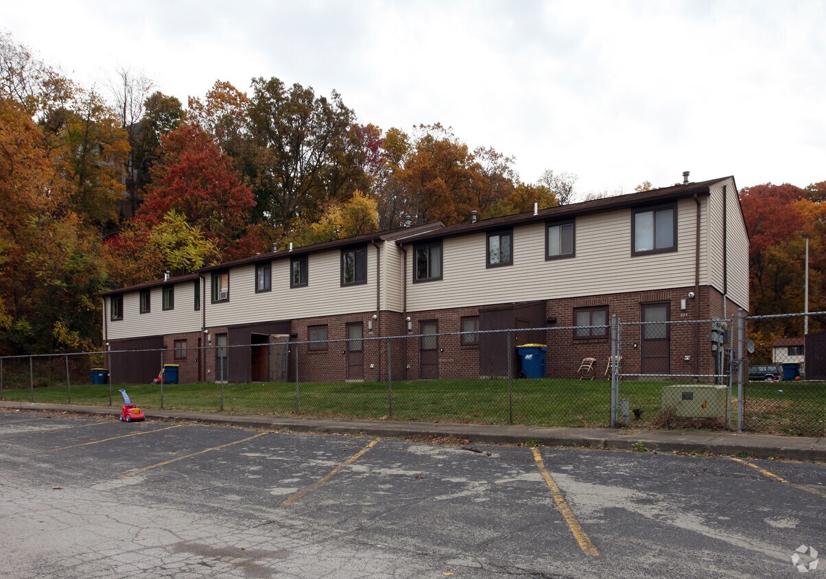 Pine Hollow Village Apartments in Sharon, PA