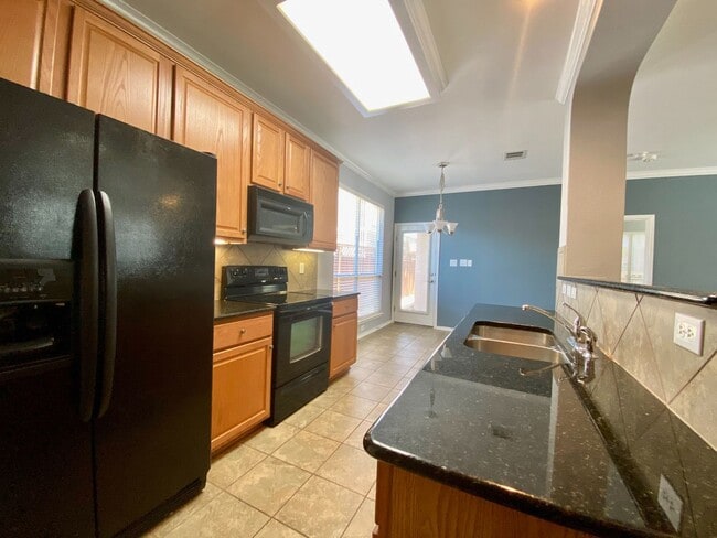 Building Photo - Medical Center/USAA/ UTSA 3 BD/2.5 BA Ready for Move In!