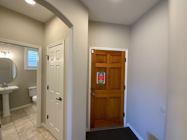 Foto del edificio - 3 Bedroom Townhome Available Near Wyoming Blvd NE & Paseo Del Norte Blvd NE!