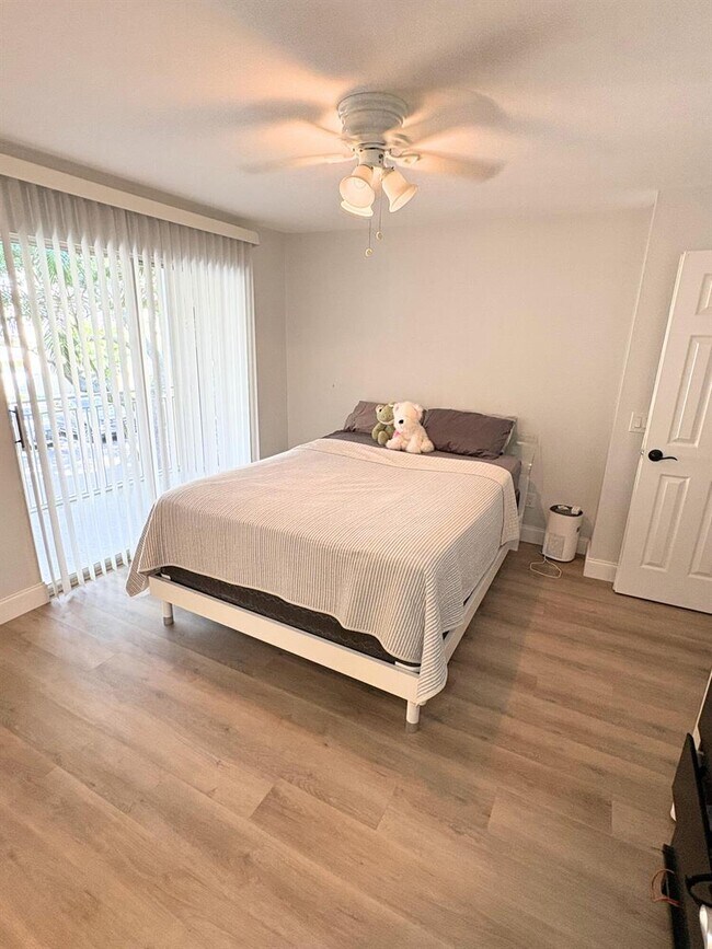 Foto del edificio - 1825 Palm Cove Blvd