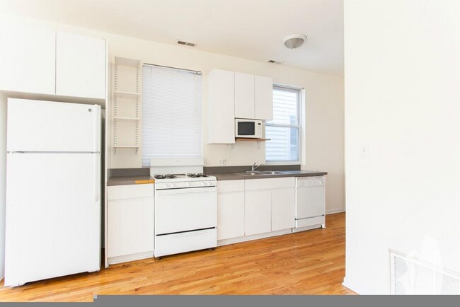 Foto del edificio - 2432 N Ashland Ave
