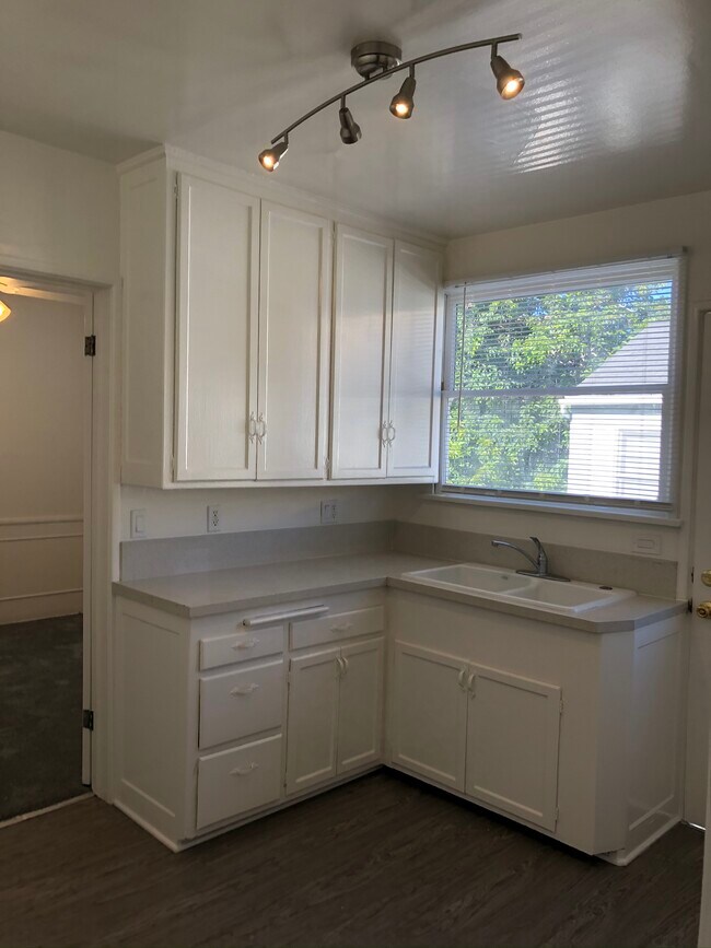 Foto del edificio - 609 Kelton Ave