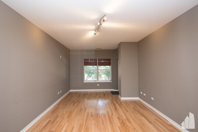 Building Photo - 1155 W Roosevelt Rd