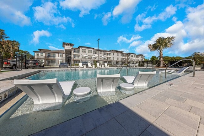 Interior Photo - Everest Largo Apartments
