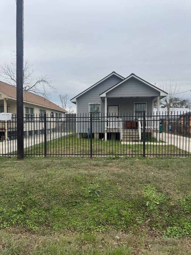 Building Photo - 2614 Eva St