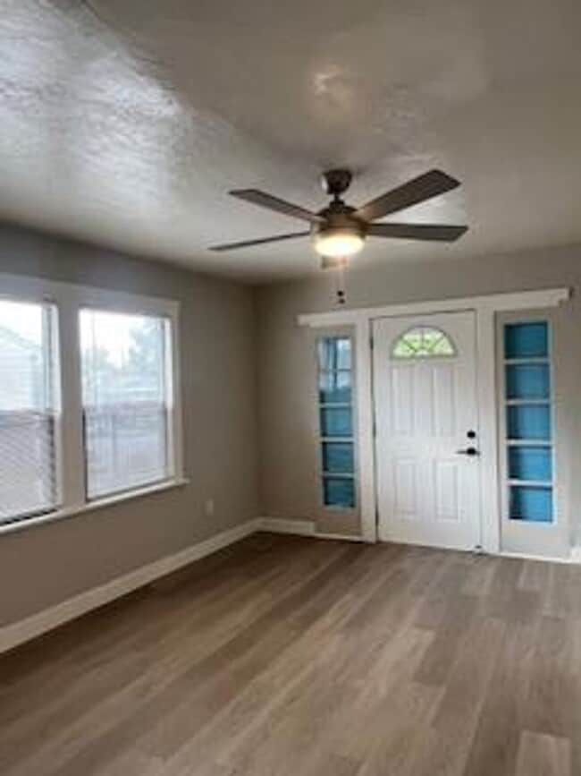Foto del edificio - ADORABLE REMODELED 2 BEDROOM DUPLEX!