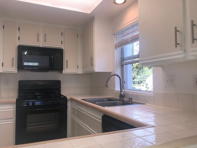Foto del edificio - Bright 2 Bedroom Condo in Oceanside!