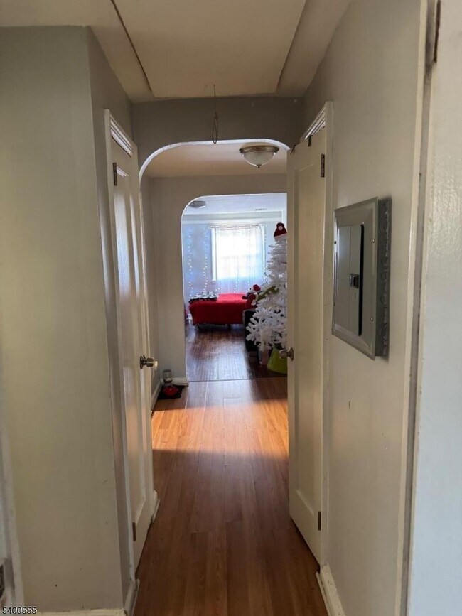 Building Photo - 723 Thomas St