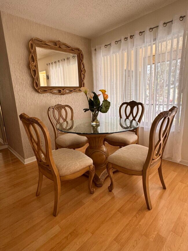 Foto del edificio - 321 Knotty Pine Cir