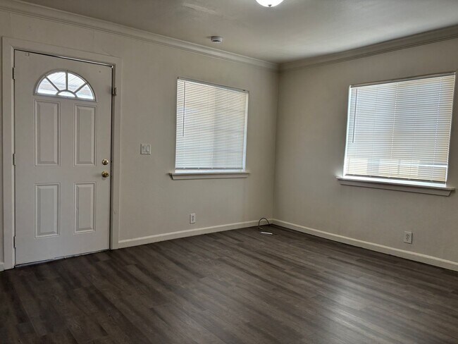 Building Photo - 1612 E Home Ave