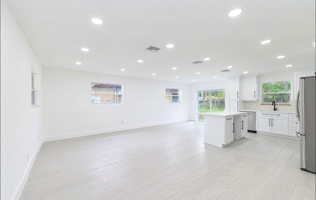 Building Photo - 6253 SW 62nd Ct