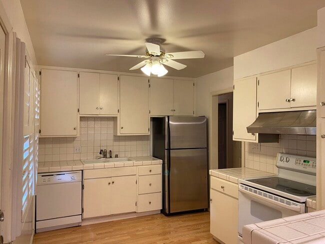 Building Photo - 2759 Broadmoor Ave