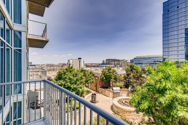 Foto del edificio - Downtown 1BDR high-rise with included amen...
