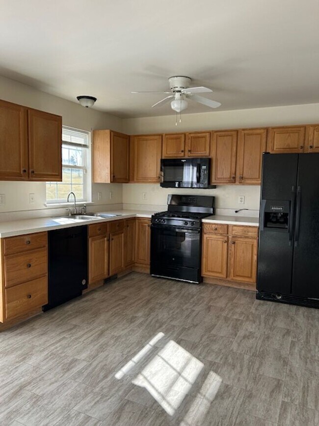 Foto del edificio - 3 Bedroom 1.5 Bath in Central School District