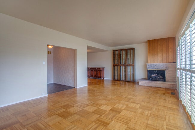 Chimenea en la sala de estar - 517 Ortega St