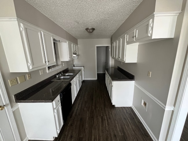 Building Photo - Charming 3BR/2BA Memphis Home | Hardwood Floors, 1-Car Garage & Fenced Yard