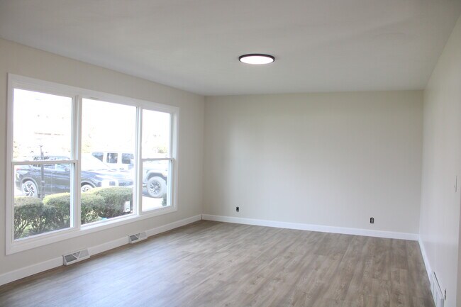 Building Photo - 216 Meadowlark Rd