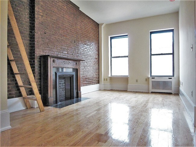 Building Photo - 137 W 75th St
