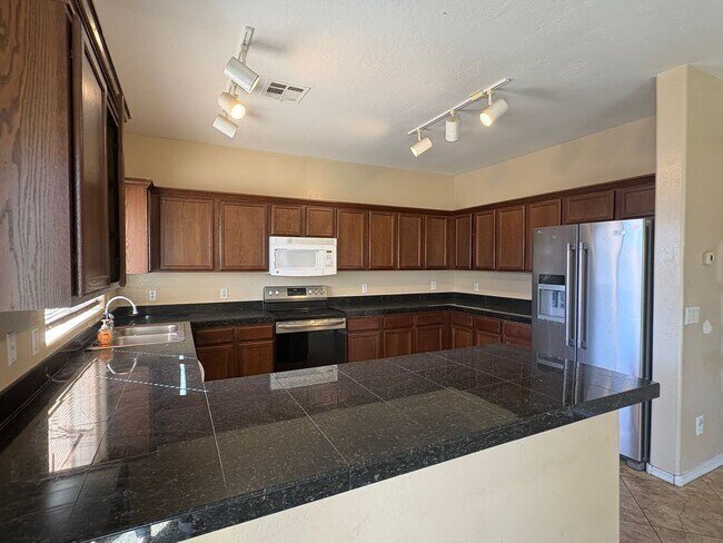 Foto del edificio - SPACIOUS 2,314 SQUARE FT Home