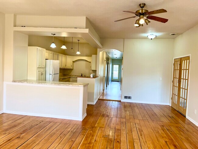 Foto del edificio - 1221 Caledonia St