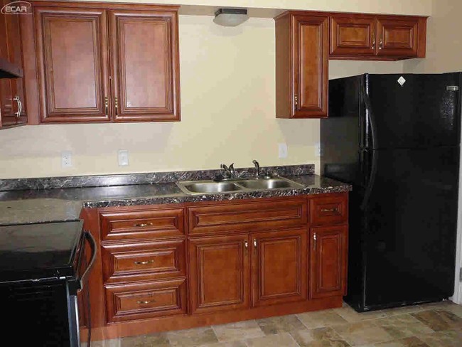 Building Photo - 1121 River Forest Dr
