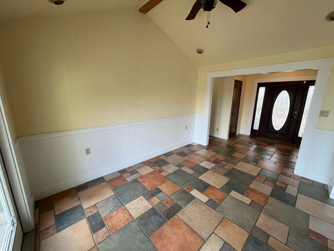 Building Photo - PRIVATE SHOWING ONLY! Country home availab...