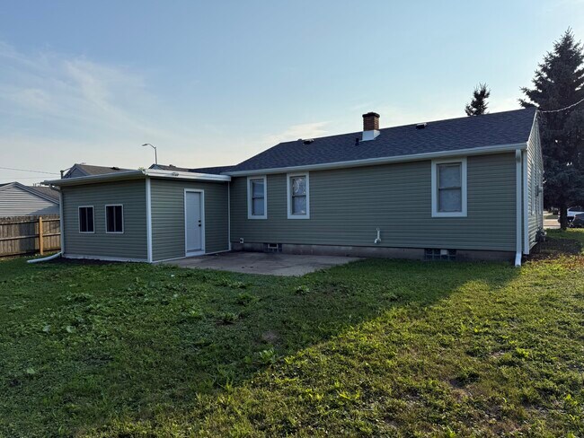 Building Photo - 1311 N Green Bay Rd