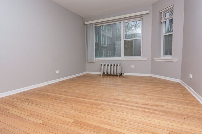 Building Photo - 1139 E 79th Pl
