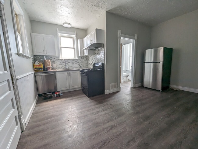 Building Photo - Cool One-Bedroom By Kitchener GO Station