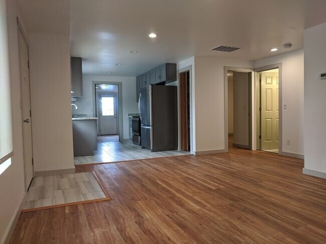 Building Photo - 4 Bedroom Shoreline Home