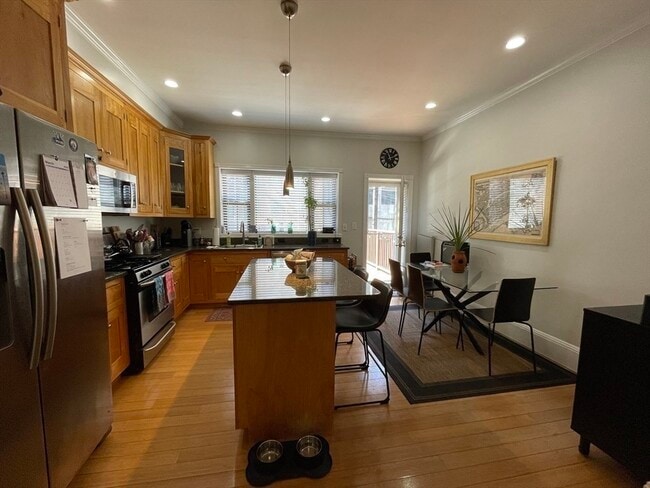 Building Photo - 14 Wellington St