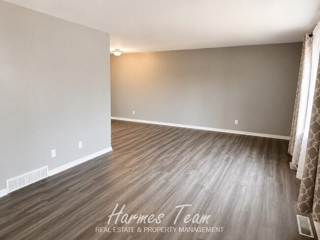 Building Photo - Spacious 5-Bedroom Home with Large Fenced Backyard