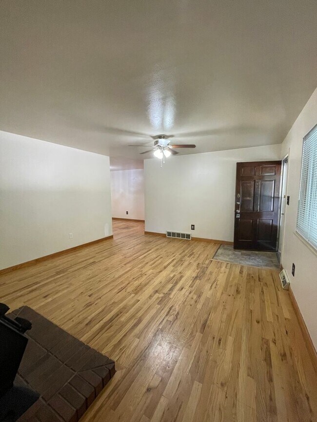 Foto del edificio - STUDENTS WELCOME! Centrally-Located Ranch Home w/ Fenced Yard and Two-Car Garage