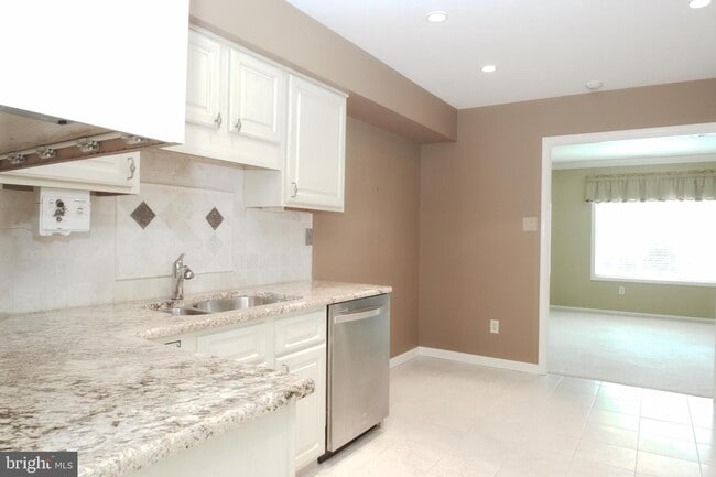 Building Photo - 10 Highgate Ln