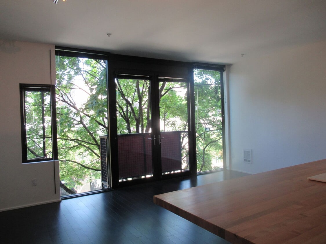 Well Maintained 1 bedroom, 1 bath condo on... - Well Maintained 1 bedroom, 1 bath condo on...