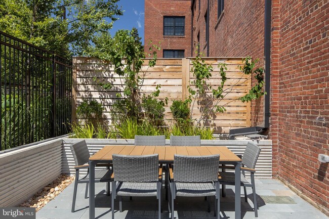 Building Photo - 1813 35th St NW