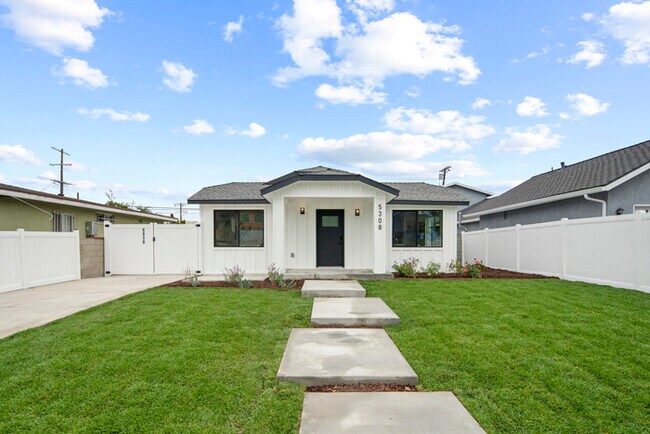 Foto del edificio - Charming Remodeled Craftsman w/ Modern Finishes in LA