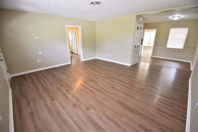 Building Photo - 3308 17th Ave W