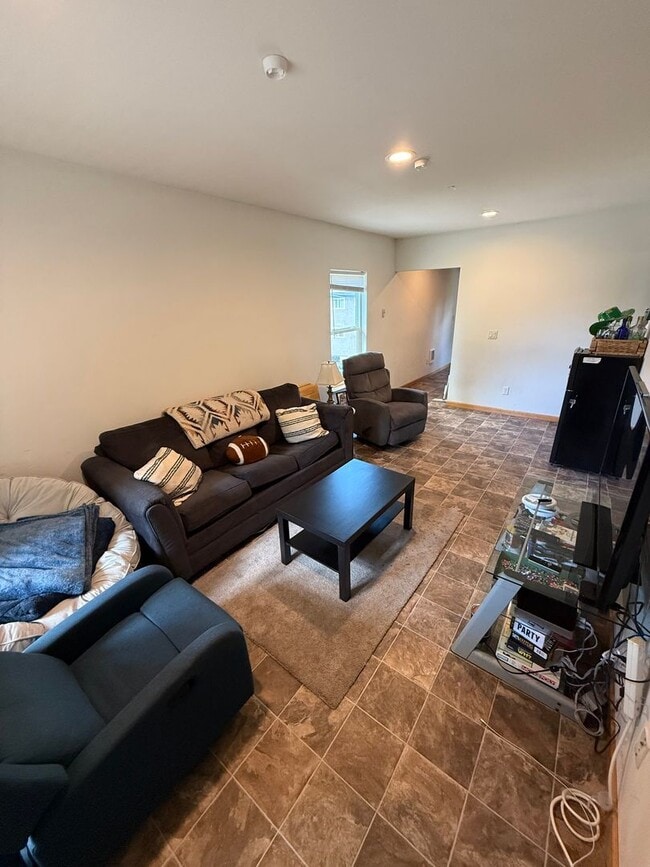 Building Photo - PRELEASING NOW! 6 bed/2 bath House! Walking Distance to WWU!